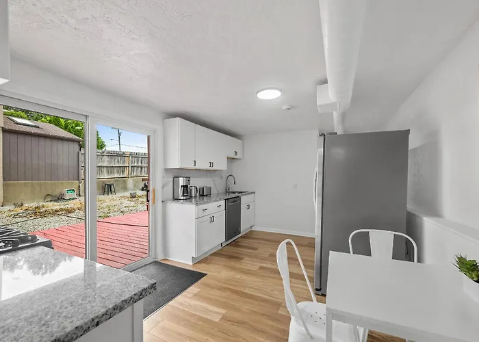 Bloomfield E Stylish And Cozy Private Bedroom, Shared Bathroom, With Free Parking