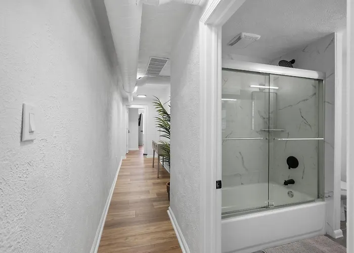 Bloomfield E Stylish And Cozy Private Bedroom, Shared Bathroom, With Free Parking Privatunterkunft